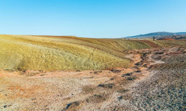 Фотограф Фотографирует Красивую Красную Песчаную Гору — стоковое фото