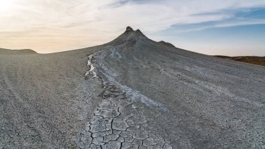 Dağlardaki çamur volkanı. Dünyanın şaşırtıcı doğa olayı.