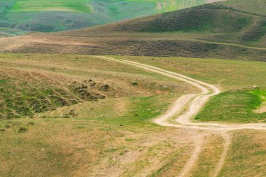 Dağlarda dolambaçlı toprak yol