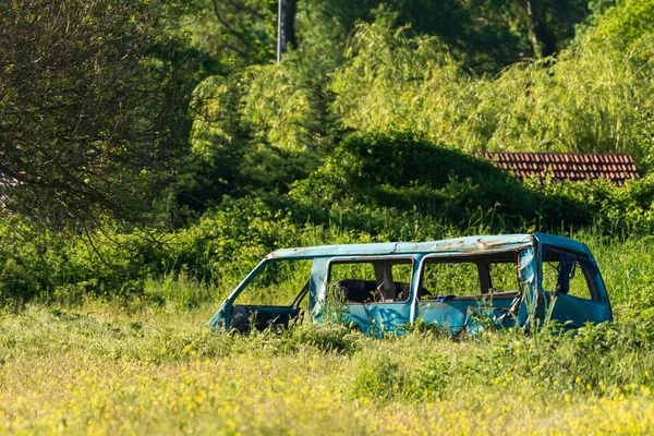 Εγκαταλελειμμένο Παλιό Αυτοκίνητο Ένα Πράσινο Χωράφι — Φωτογραφία Αρχείου