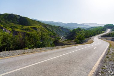Dağlık dolambaçlı yol