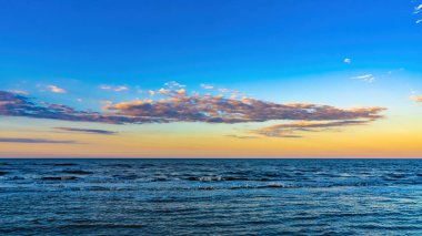 Denizin üzerinde güzel bulutlar