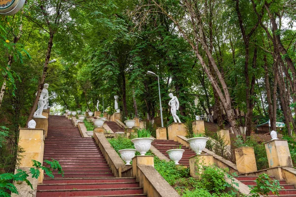 クバ市のニザミ ガンジャビにちなんで名付けられた旧市街公園 ロイヤリティフリーのストック写真