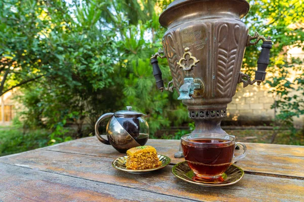 Thee Drinken Uit Een Vintage Samovar Met Oosterse Zoetigheden — Stockfoto