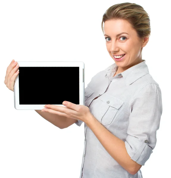 Joven mujer alegre está mostrando tableta en blanco —  Fotos de Stock