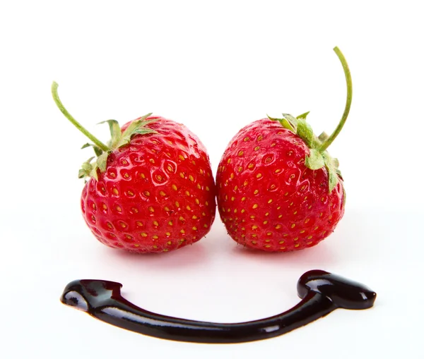 Frische süße Erdbeere mit Schokoladenlächeln — Stockfoto