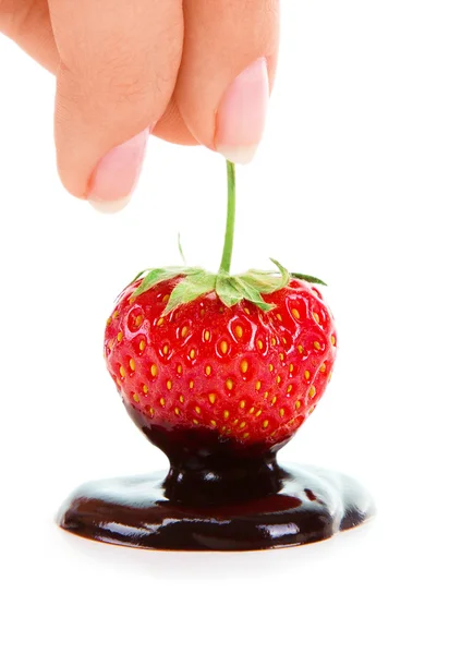 Frau hält Erdbeere mit Schokolade in der Hand — Stockfoto