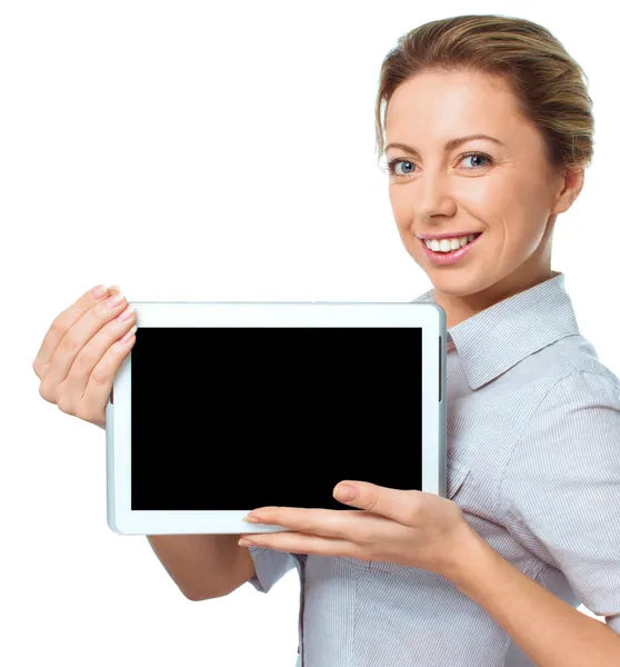 Jovem mulher alegre está mostrando tablet em branco — Fotografia de Stock