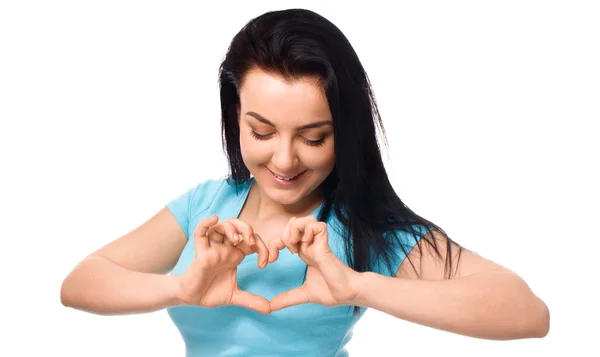 Krásná mladá žena ukazující srdce symbolem gesto — Stock fotografie