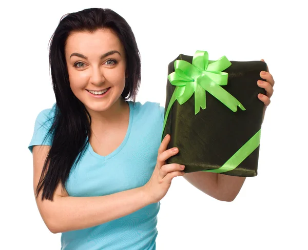 Mujer sosteniendo caja de regalo — Foto de Stock