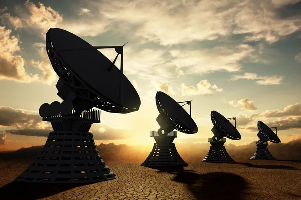Радиотелескопы силуэт на закате — стоковое фото