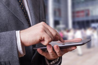 Bir Tablet Kullanan İşadamı