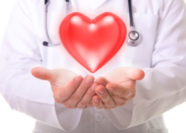 erkek doktor gösterilen kırmızı kalp