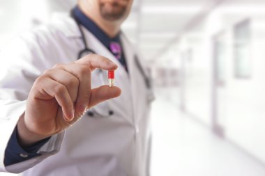 erkek doktor hap ile