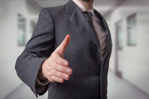 Geschäftsmann bietet Handschlag an Bürogebäuden an — Stockfoto