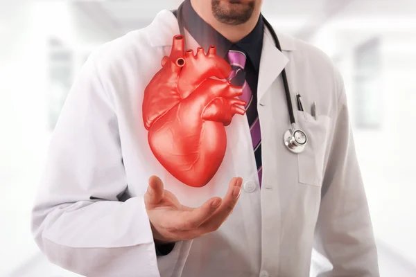 Dottore mostrando un cuore rosso — Foto Stock