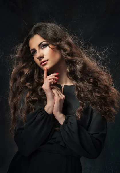 Jeune fille blanche aux cheveux bouclés — Photo