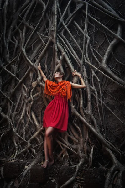 나무 뿌리에 여자 — 스톡 사진