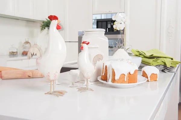 Húsvéti kalács és kakas is a konyha — Stock Fotó
