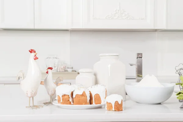 Easter cakes and cock are on kitchen — Stock Photo, Image