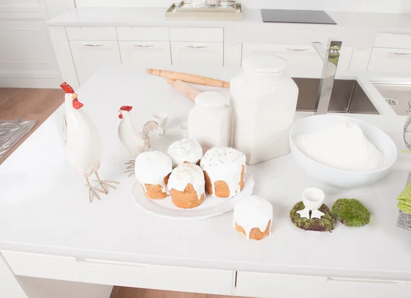 Osterkuchen und Hahn stehen auf dem Speiseplan — Stockfoto