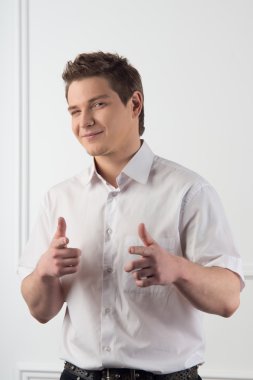 Beyaz gömlekli yakışıklı adam