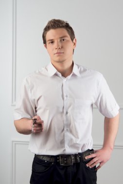 yakışıklı olan anahtar