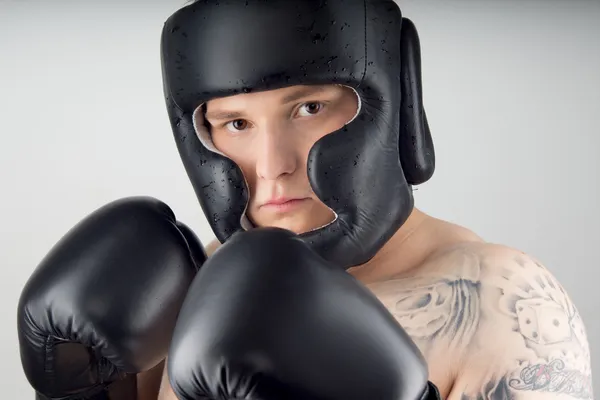 Boxer mit schwarzen Handschuhen — Stockfoto