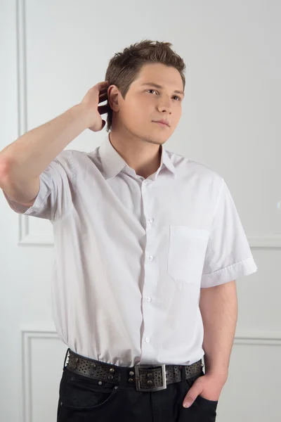Knappe jongen in wit overhemd — Stockfoto