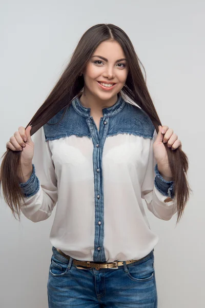 Mujer de media longitud aislada en blanco —  Fotos de Stock