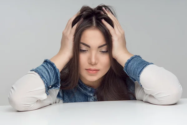 Ritratto orizzontale della donna a tavola — Foto Stock