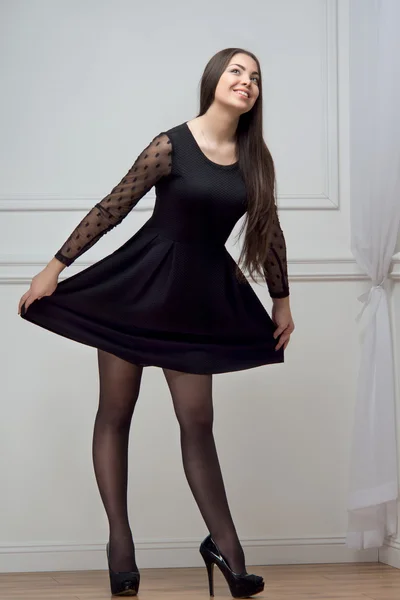 Kvinnan i svart klänning full längd — Stockfoto