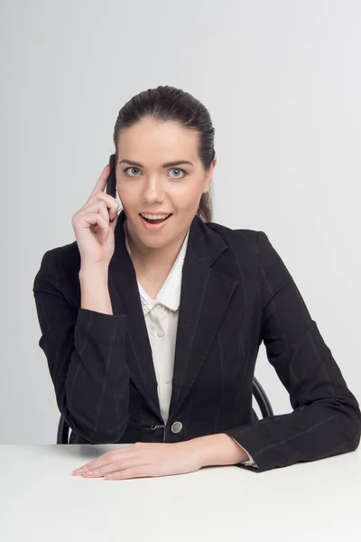 Affärskvinna med telefon — Stockfoto