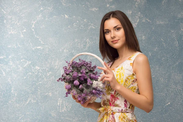 Jenta med en blomsterbukett. – stockfoto