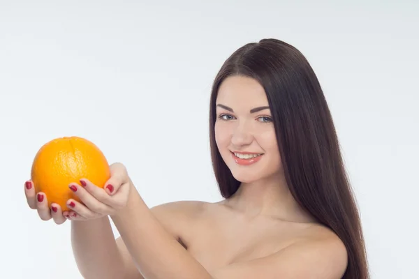 Девушка и апельсин — стоковое фото