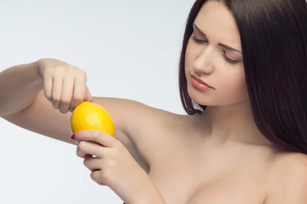 Vrouw met fruit — Stockfoto