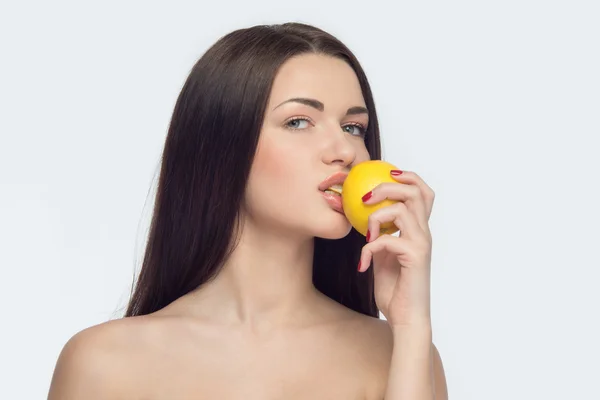 Vrouw met fruit — Stockfoto