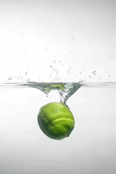 Zwemmen verse groenten en fruit — Stockfoto