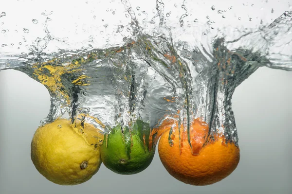Свіжі плавальні фрукти та овочі — стокове фото