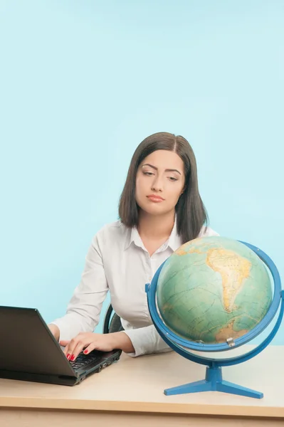 Business woman with the globe — Stock Photo, Image