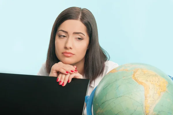 Business woman with the globe — Stock Photo, Image