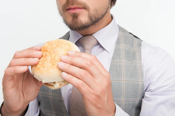 Uomo che fa uno spuntino — Foto Stock