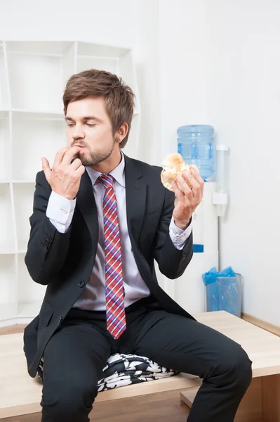 Uomo che fa uno spuntino — Foto Stock