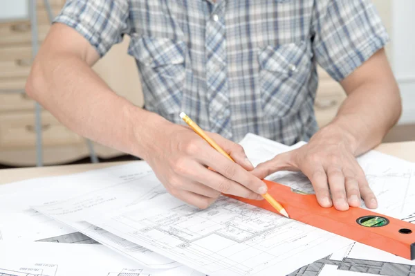 Dos arquitecturas jóvenes trabajando en dibujo proyectivo — Foto de Stock