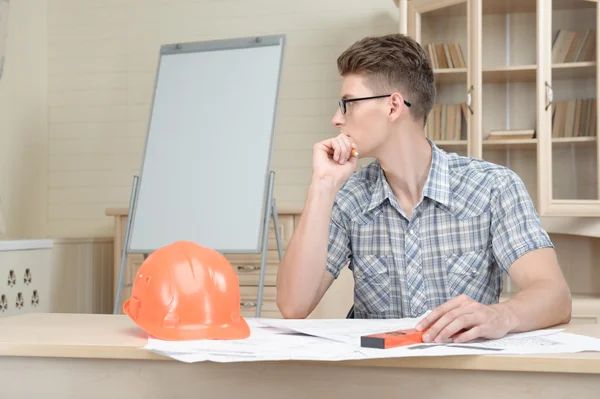 Duas jovens arquiteturas trabalhando em desenho projetivo — Fotografia de Stock