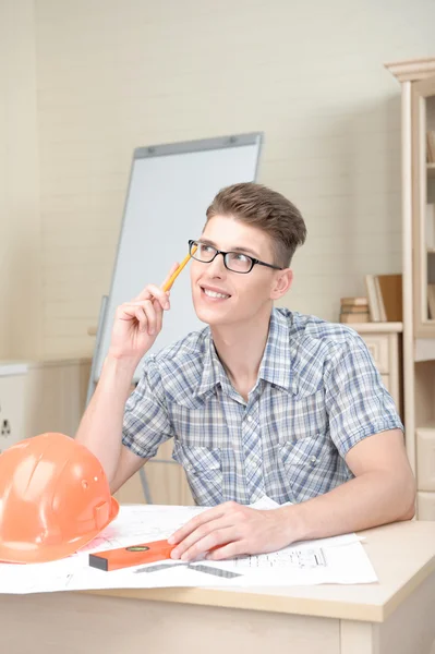 Dos arquitecturas jóvenes trabajando en dibujo proyectivo —  Fotos de Stock