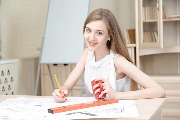 Dos arquitecturas jóvenes trabajando en dibujo proyectivo —  Fotos de Stock