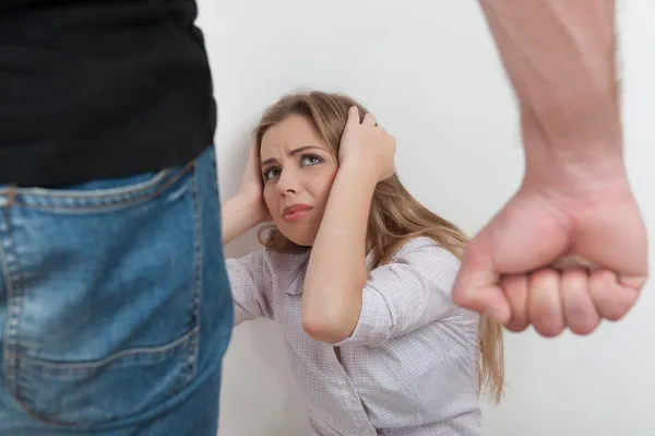 Насильство чоловіка проти жінки — стокове фото
