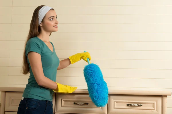 Dienstbode en huishoudelijke klusjes — Stockfoto