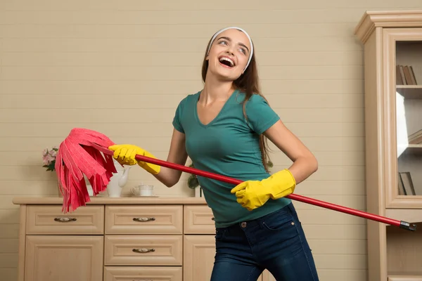 Hausmädchen und Hausarbeit — Stockfoto